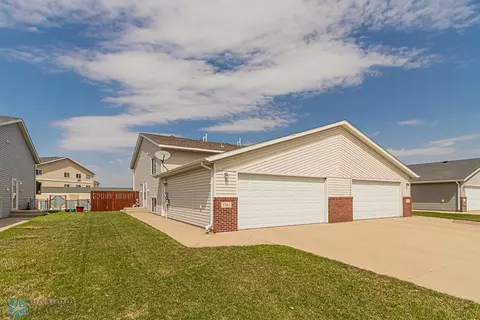 1564 34th Ave S, Moorhead, MN 56560