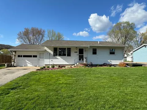608 S 5th St, La Crescent, MN 55947
