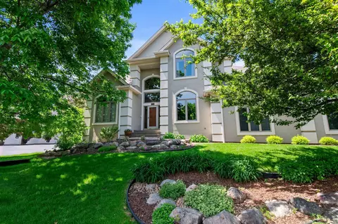 9388 Shetland Rd, Eden Prairie, MN 55347