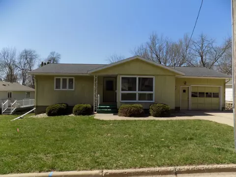 105 Gillie Dr, Jackson, MN 56143