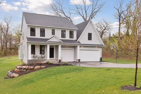 4 Robin Ln, North Oaks, MN 55127