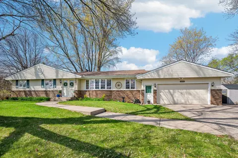 2504 E 121st St, Burnsville, MN 55337