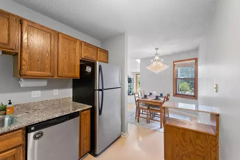 5334 Highpointe Dr, Bloomington, MN 55437 photo 11