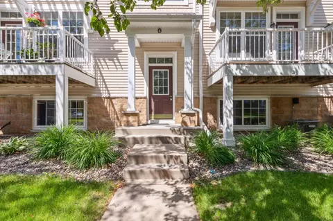 1671 Village Trl E #4, Maplewood, MN 55109