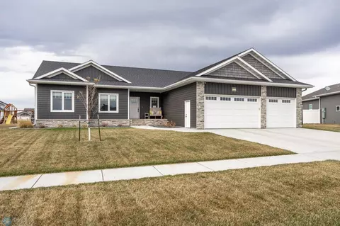 1527 Claire Dr S, Fargo, ND 58104