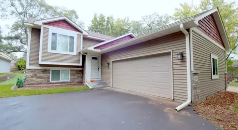 460 Gentry Ave N, Oakdale, MN 55128