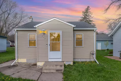 303 S 4th St, Henderson, MN 56044