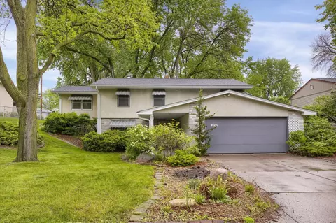 2772 Fernwood St, Roseville, MN 55113