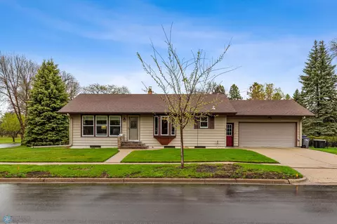 16 11th Ave S, Moorhead, MN 56560