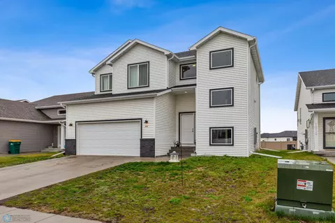 1014 Albert Dr W, West Fargo, ND 58078