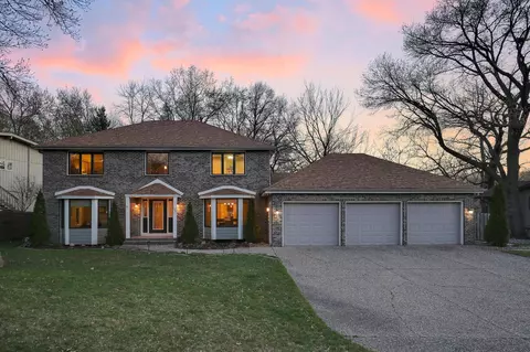 105 Krestwood Dr, Burnsville, MN 55337