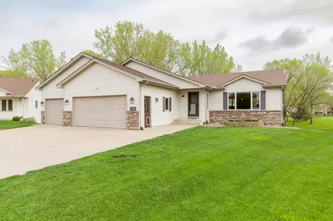 611 Timothy Ct, Shakopee, MN 55379