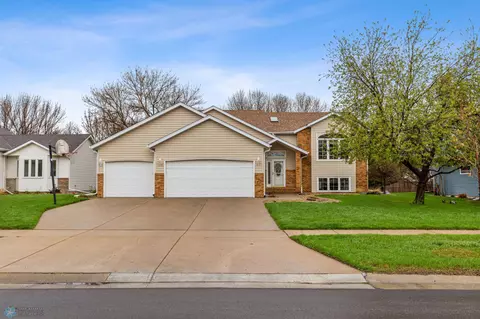2525 32nd St S, Fargo, ND 58103