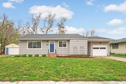 615 7th St E, Chaska, MN 55318