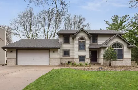 1474 Golf View Dr, River Falls, WI 54022
