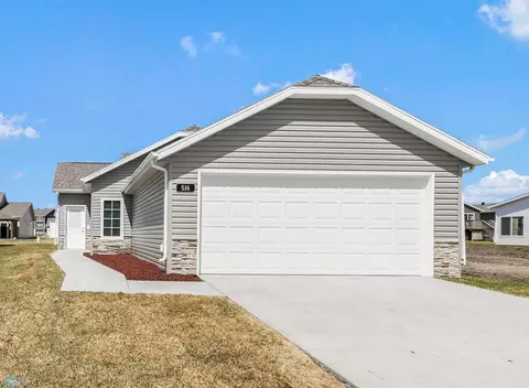 516 Westview Ln E, West Fargo, ND 58078