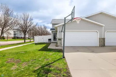 3308 Jefferson St S, Fargo, ND 58104