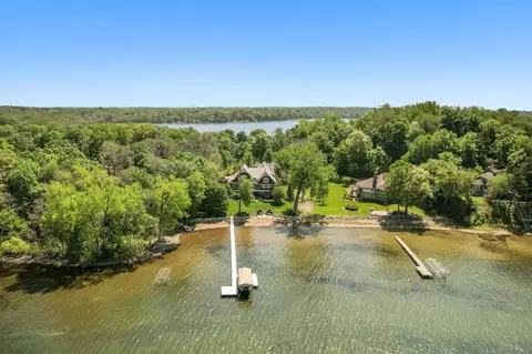 34 Peninsula Rd, Dellwood, MN 55110