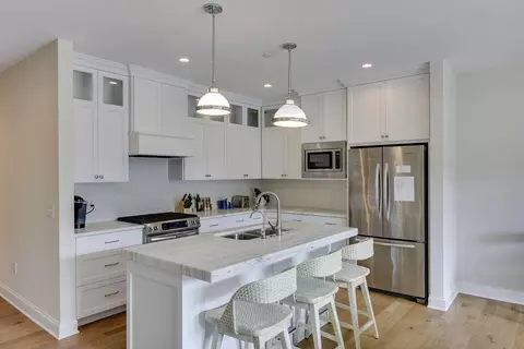 875 Lake St N #320, Wayzata, MN 55391