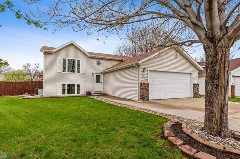 1440 Sheyenne Park Ct, West Fargo, ND 58078