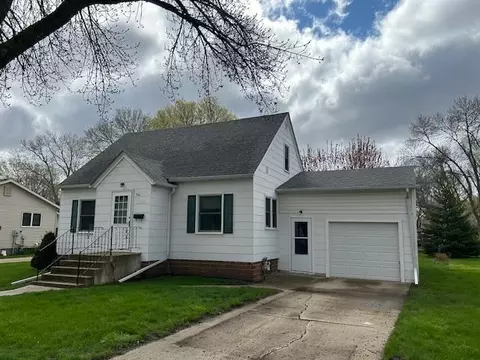 114 E St, Marshall, MN 56258