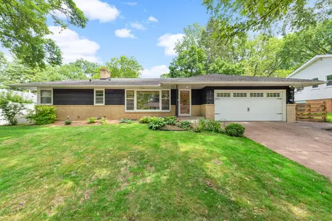 2476 Aglen St, Roseville, MN 55113