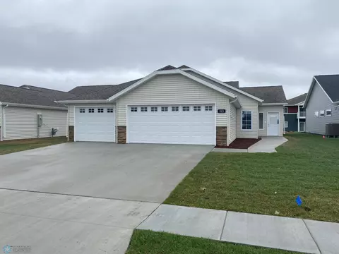 523 Westview Ln E, West Fargo, ND 58078