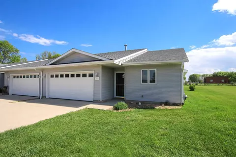 505 8th St W, Winthrop, MN 55396