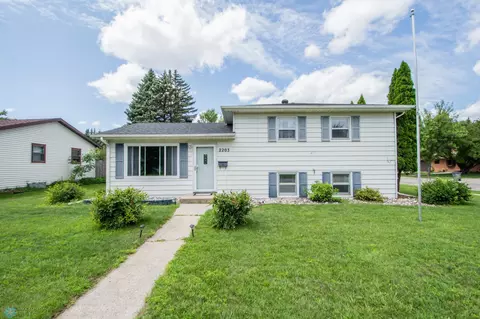 2203 11th St S, Moorhead, MN 56560
