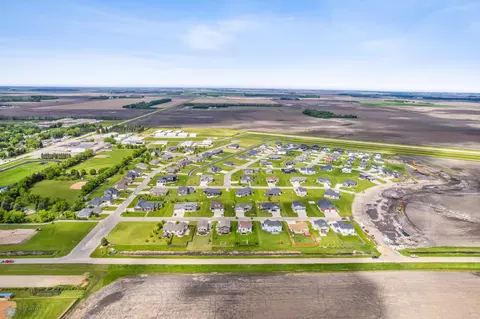 477 Skylane St, Kindred, ND 58051