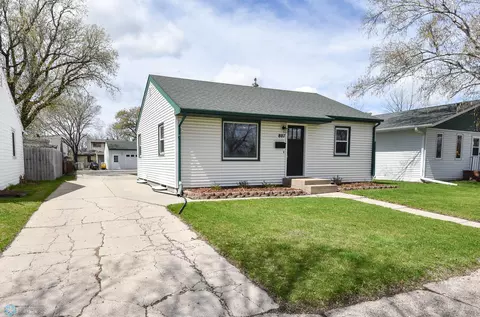 807 13th St N, Moorhead, MN 56560