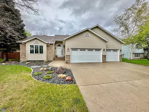 4215 2nd St S, Moorhead, MN 56560