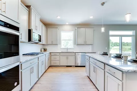 8253 Brumby Trl, Woodbury, MN 55129