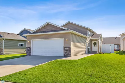 6134 35th St S, Fargo, ND 58104