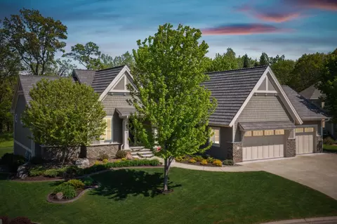 12 Creekside Ln, North Oaks, MN 55126