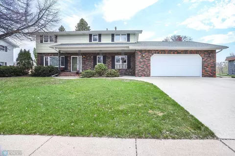 113 S Woodcrest Dr N, Fargo, ND 58102