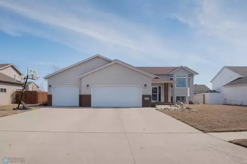 4882 44th St S, Fargo, ND 58104
