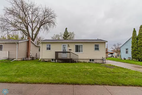 413 18th St N, Moorhead, MN 56560