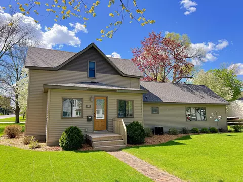 302 N 8th St, Olivia, MN 56277