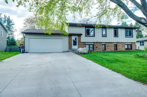 511 Lakewood Dr S, Maplewood, MN 55119