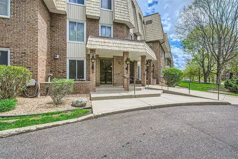 255 Westview Dr #106, West Saint Paul, MN 55118