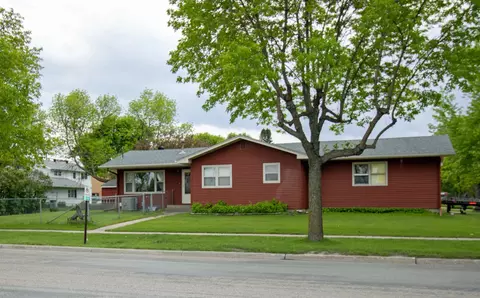 402 Maple Ln, Moorhead, MN 56560