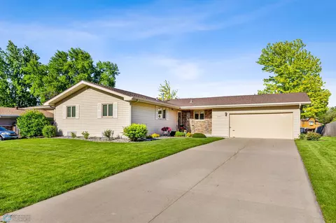 2807 Maple St N, Fargo, ND 58102