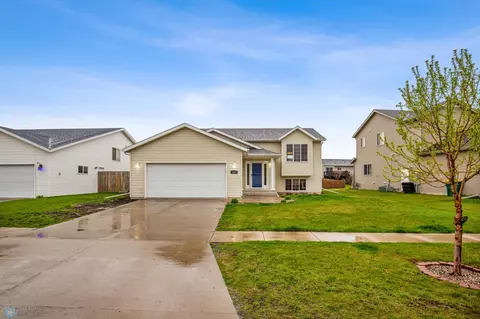1010 39 12 Ave W, West Fargo, ND 58078