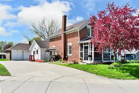 712 Hiawatha Dr E, Wabasha, MN 55981