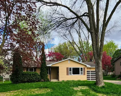 1037 Pleasant Ln, Faribault, MN 55021