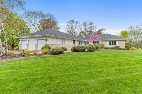 13 Ridge Rd, North Oaks, MN 55127