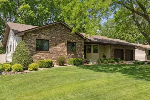 2228 Daisy Ct, New Brighton, MN 55112