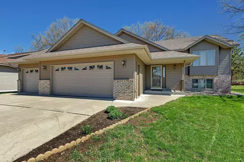 1708 Summit Pl, Sauk Rapids, MN 56379