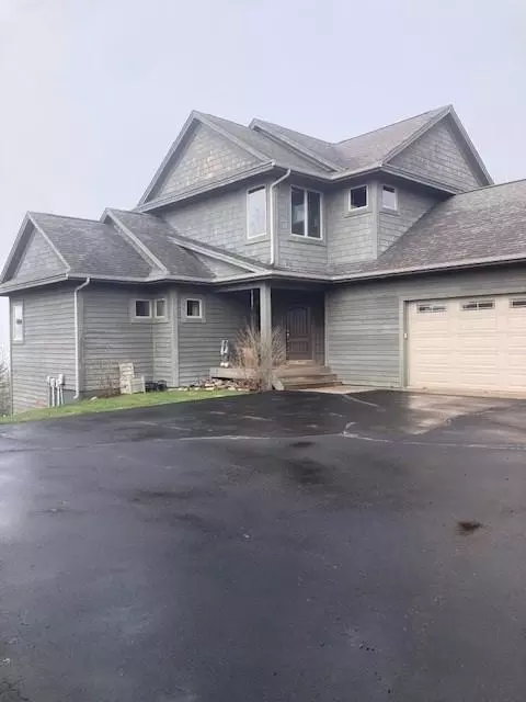 2450 Cliff View Cir, Two Harbors, MN 55616